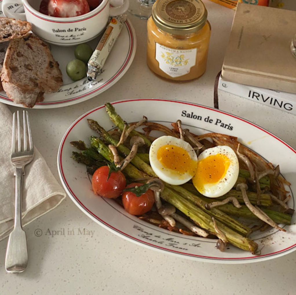 |April in May| Salon de Paris Oval Plate (M)