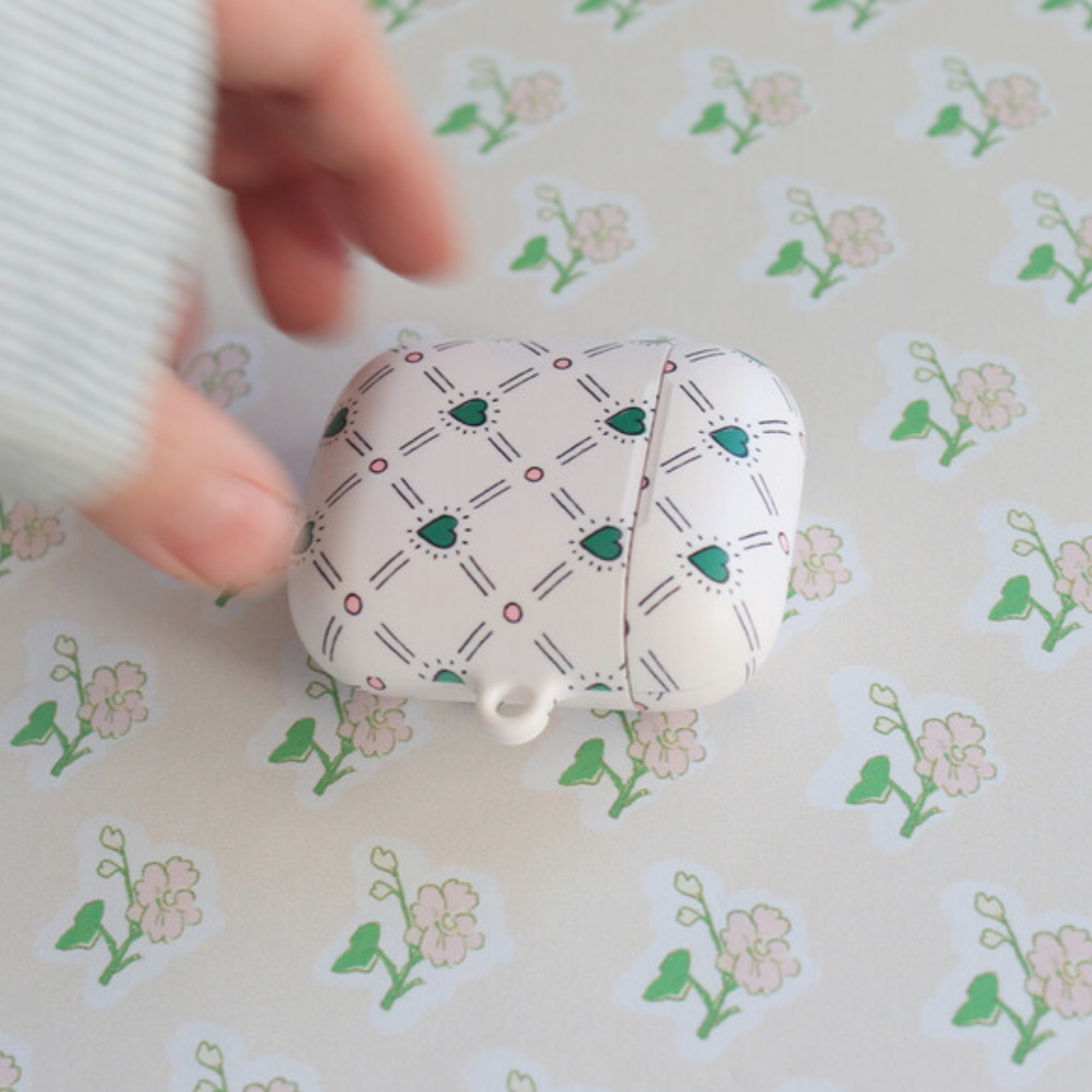 |Malgrecela| Heart Beads AirPods Case