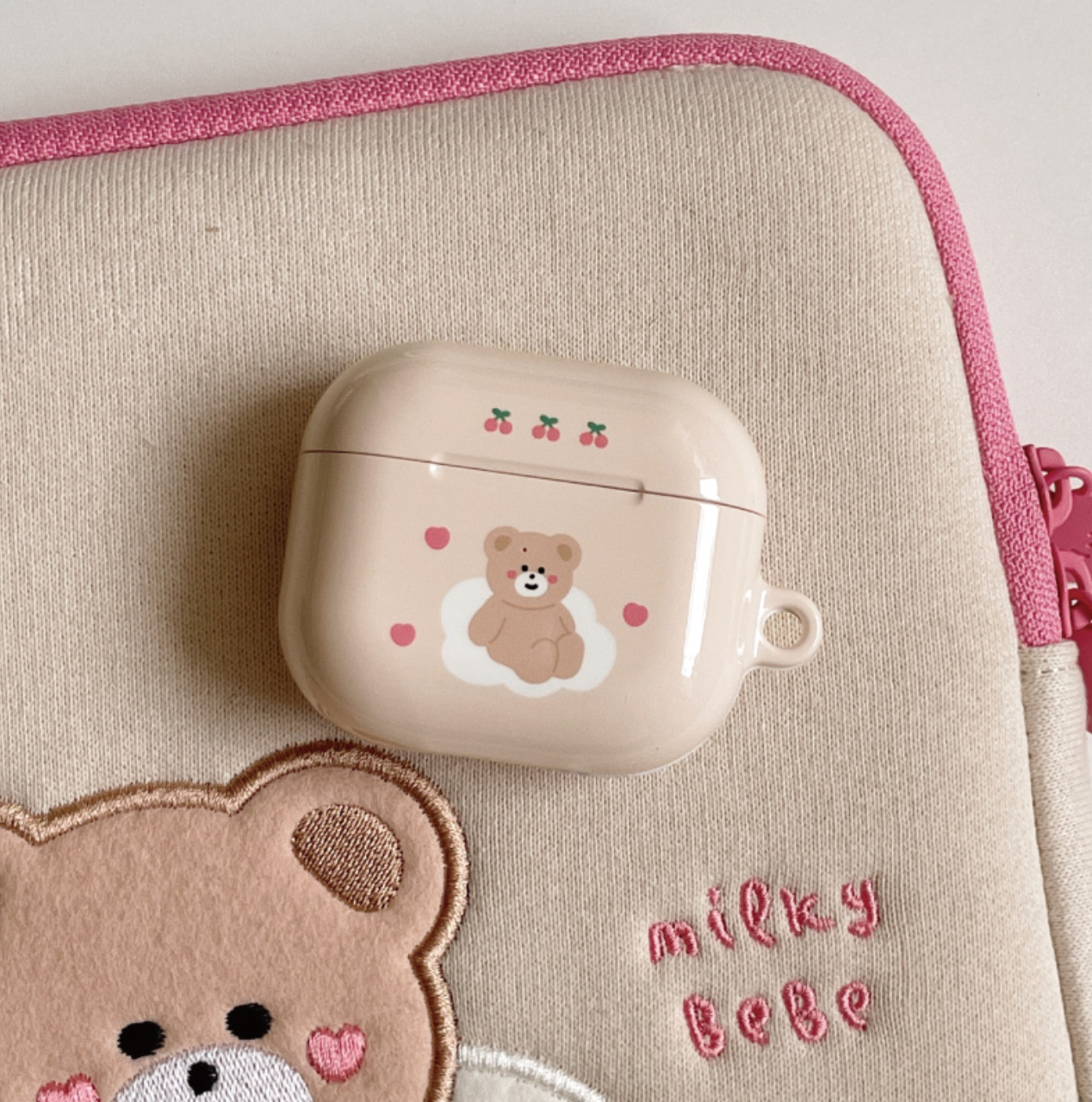 |malling booth| Milky Bebe Airpods Case