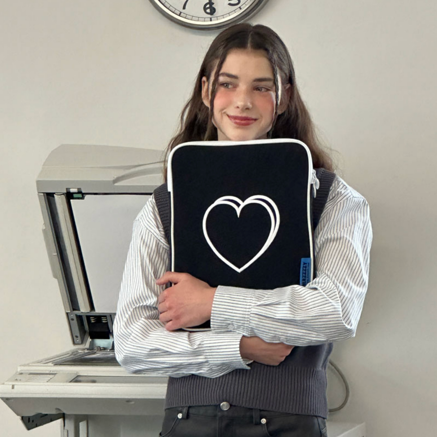 |MAZZZZY| Signature Heart Pad Pouch