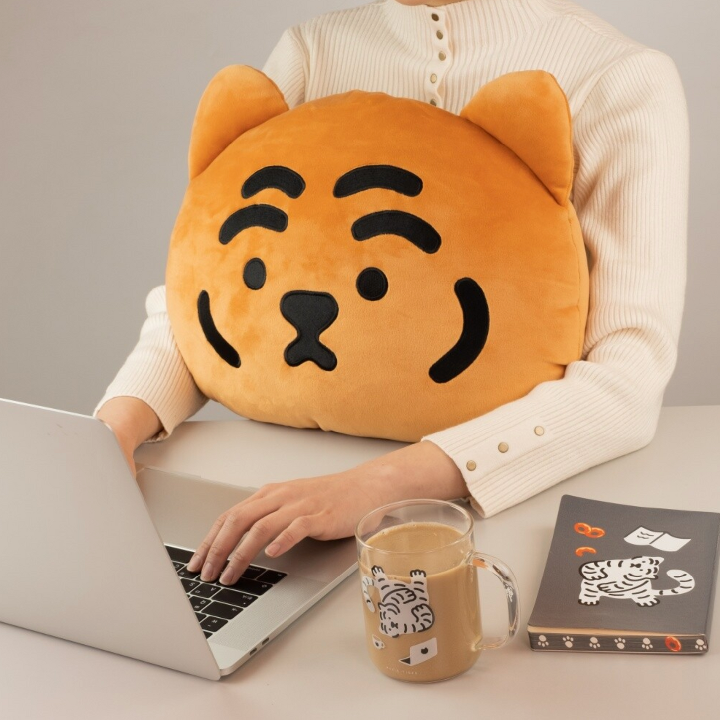 |MUZIK TIGER| Tiger Face Mochi Cushion