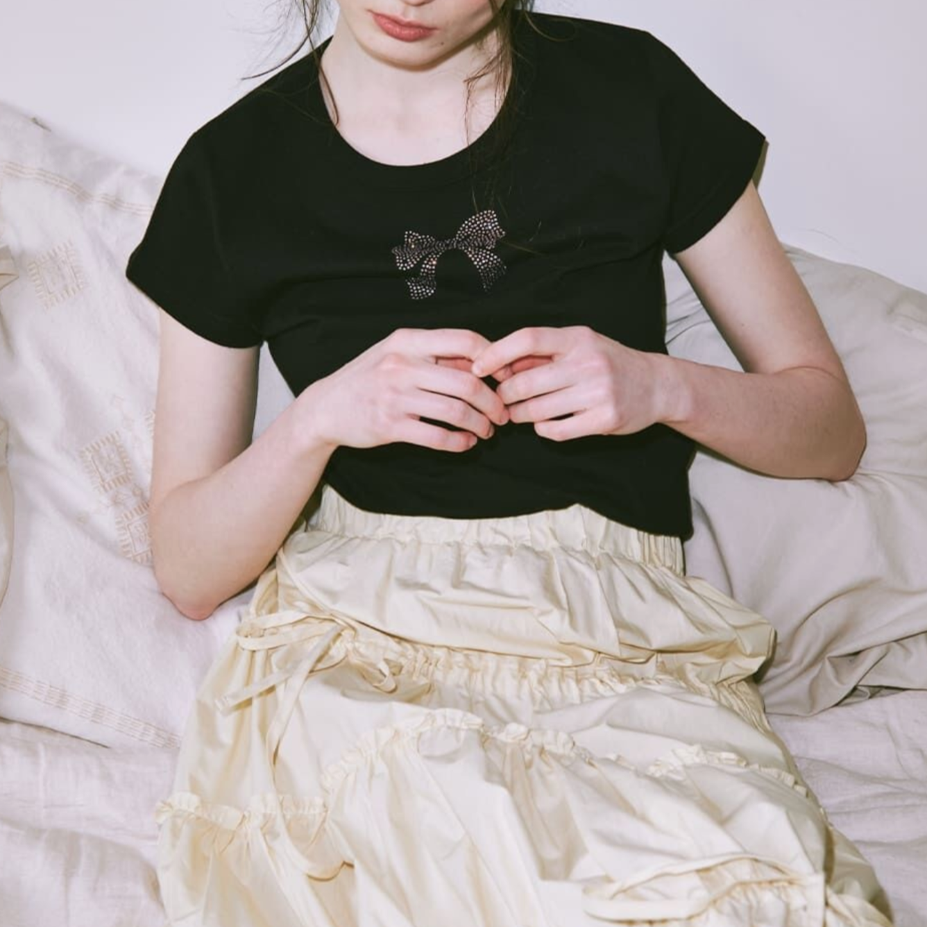|RONRON| CRYSTAL RIBBON HOTFIX T SHIRT BLACK