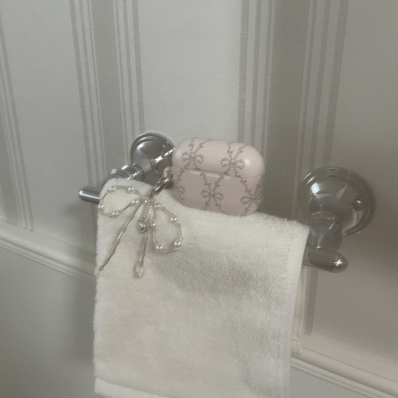 |atta| Hold Me Tight Pink Matt Airpods Case