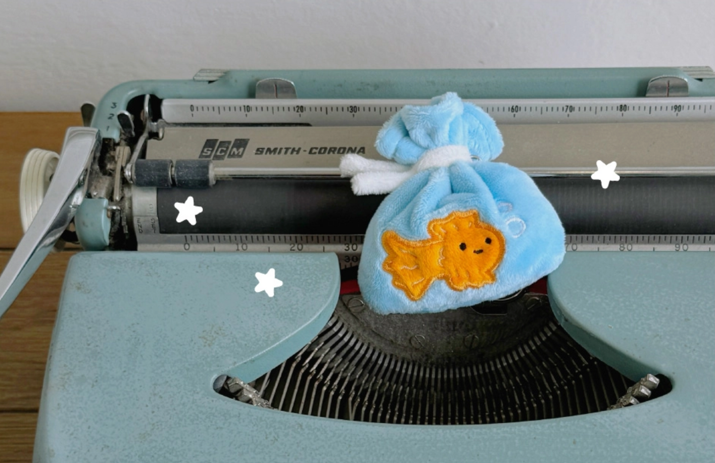 |HOOKKA HOOKKA STUDIO| Soft Fluffy Keyring (Fish in a bag)