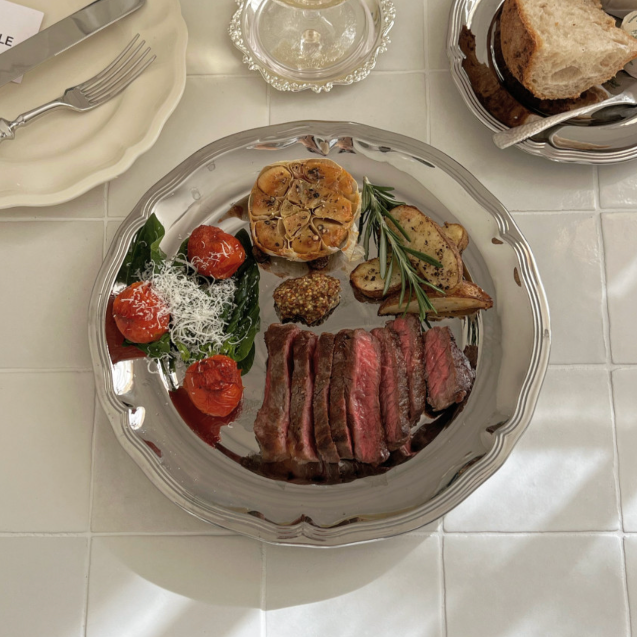 |Bracket Table| Metal Scalloped Plate 26cm