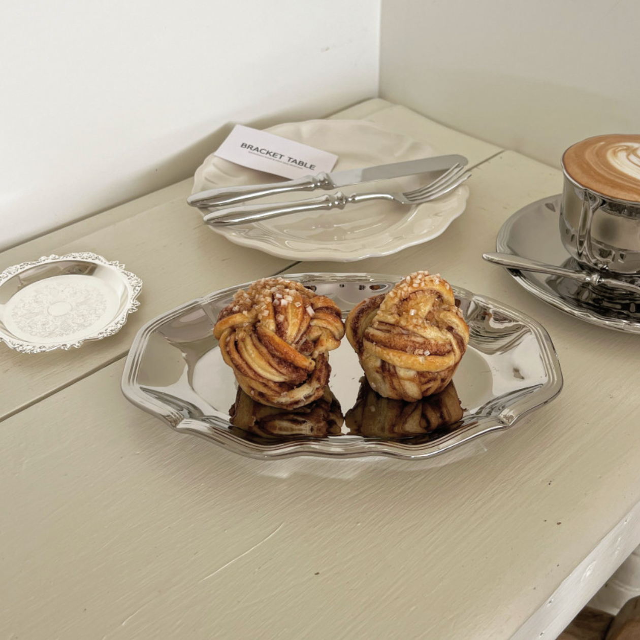 |Bracket Table| Metal Scalloped Oval Plate 24cm