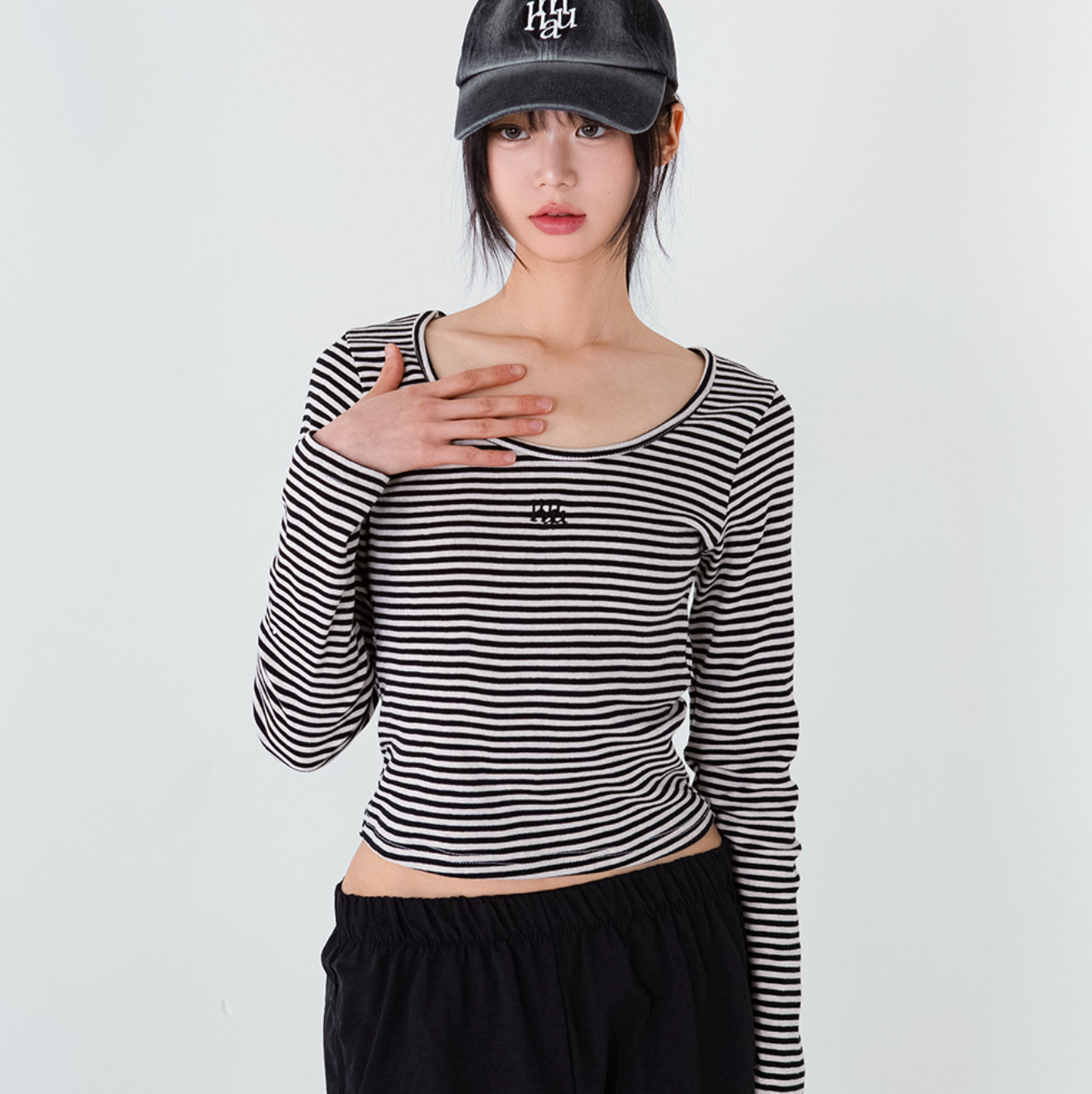 |muahmuah| Stripe U-neck Long-Sleeved T-shirt (Black)