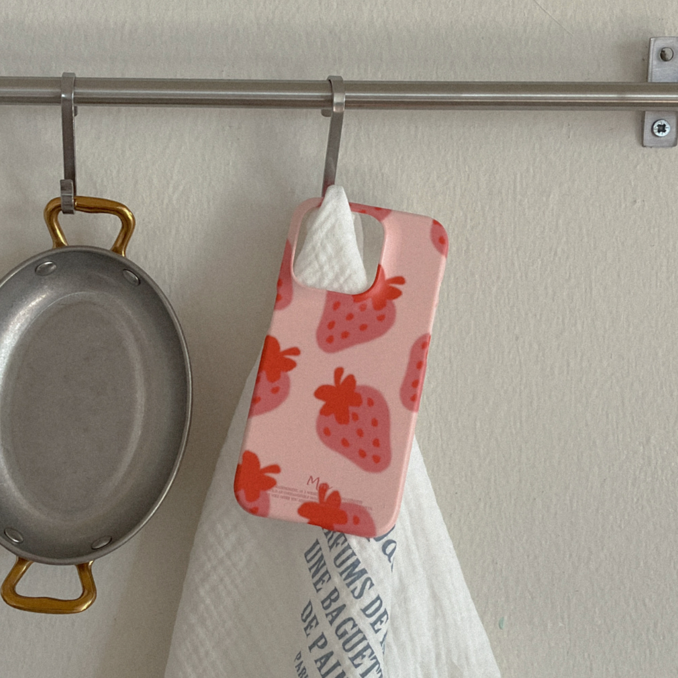 |Mademoment| Strawberry Delight Pattern Hard Case