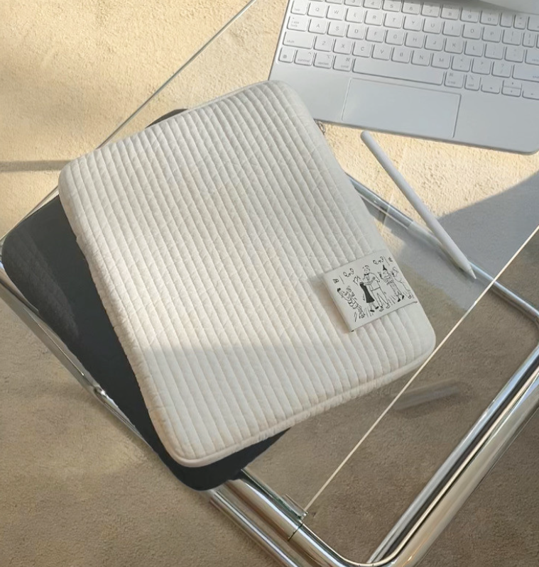 ｜thus｜ Quilted Laptop Pouch (Black/Ivory) 11"