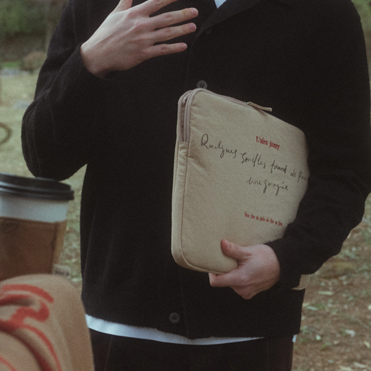 ｜HOTEL PARIS CHILL｜ 827 15" Laptop Pouch (Midnight / Dijon)