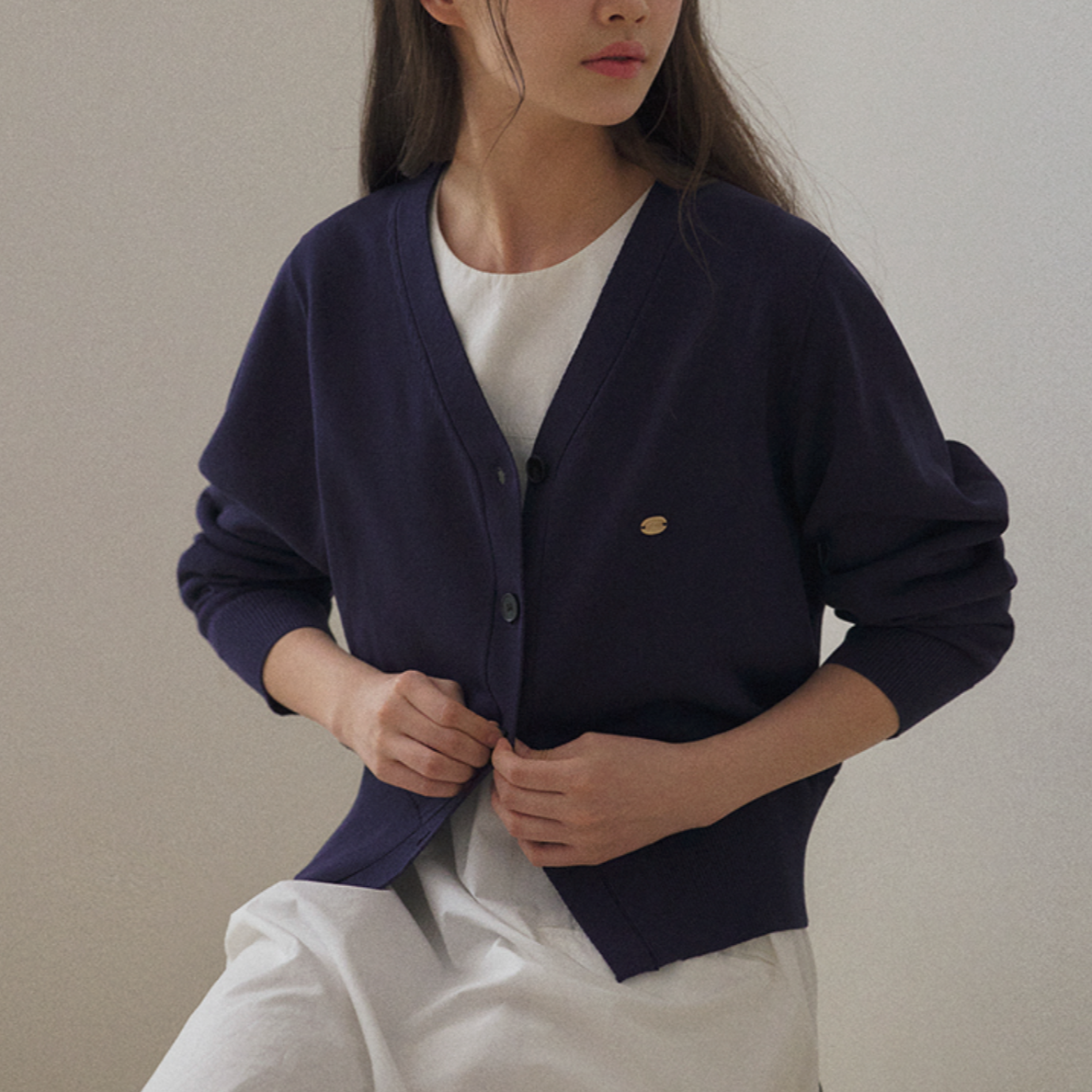 ｜LAFUDGE FOR WOMAN｜ Scotch V-neck Knit Cardigan (Middle Blue)