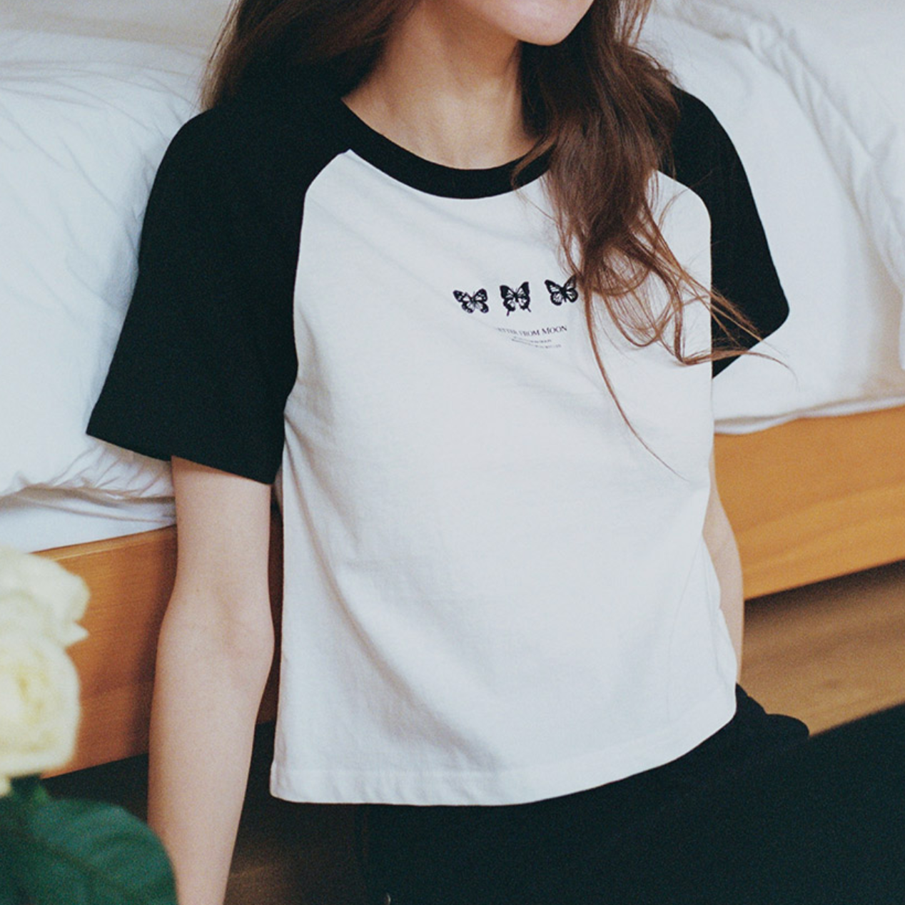 ｜Letter from Moon｜ Triple Butterfly Embroidery Raglan Crop T-Shirt (White)
