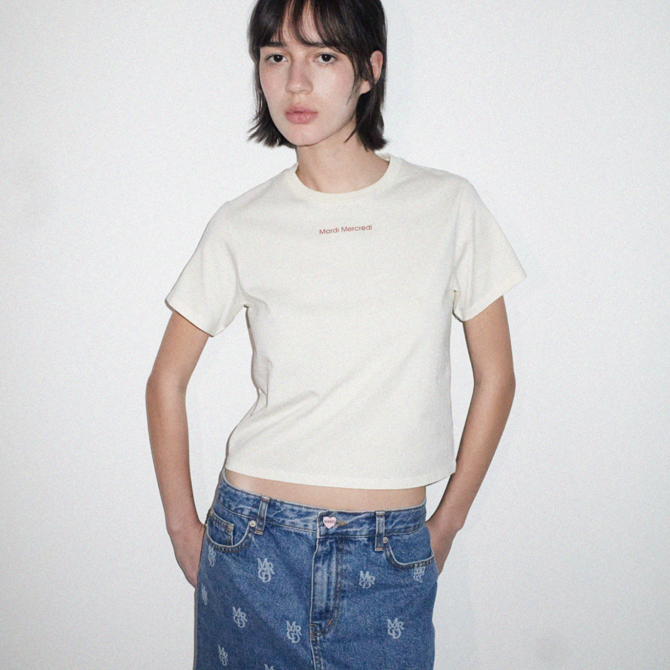 ｜MARDI MERCREDI｜ SLIM TSHIRT LOGO ESSENTIAL (IVORY RED)