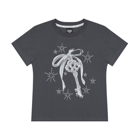 ｜LUVISTRUE｜ NM KEY TEE (CHARCOAL)