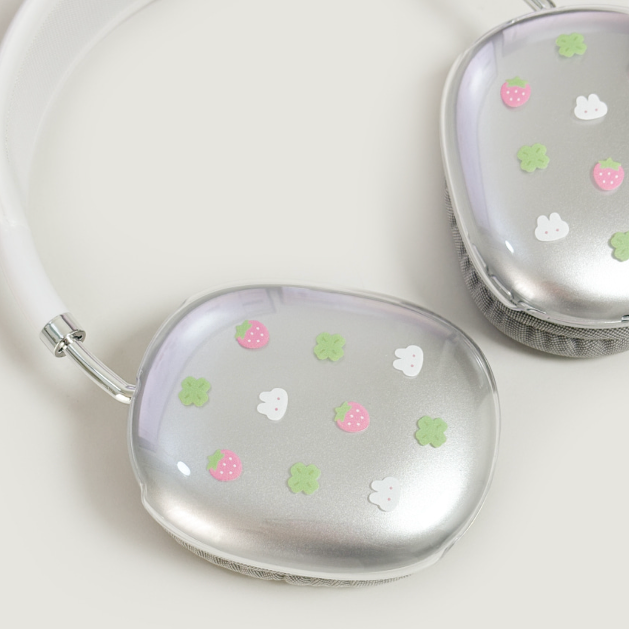 ｜monani studio｜ Clover Strawberry Rabbit Airpods Max Case