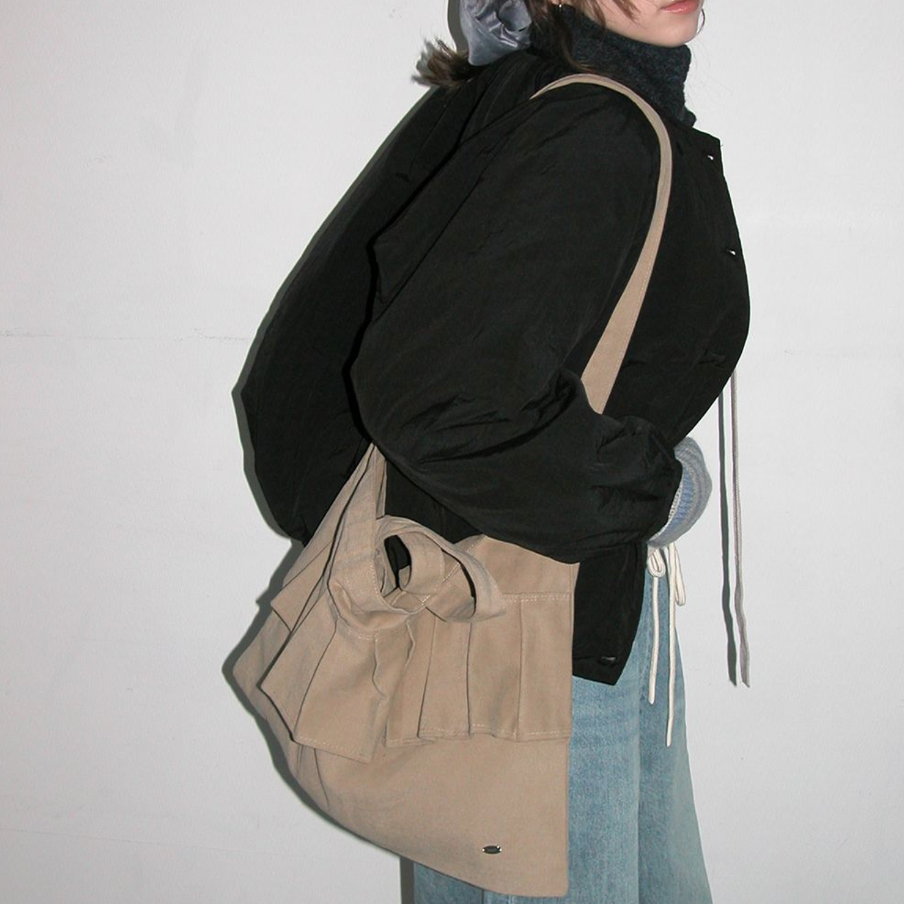 ｜VOOR｜ Washing Cotton Ruffle Hand & Cross Bag Beige