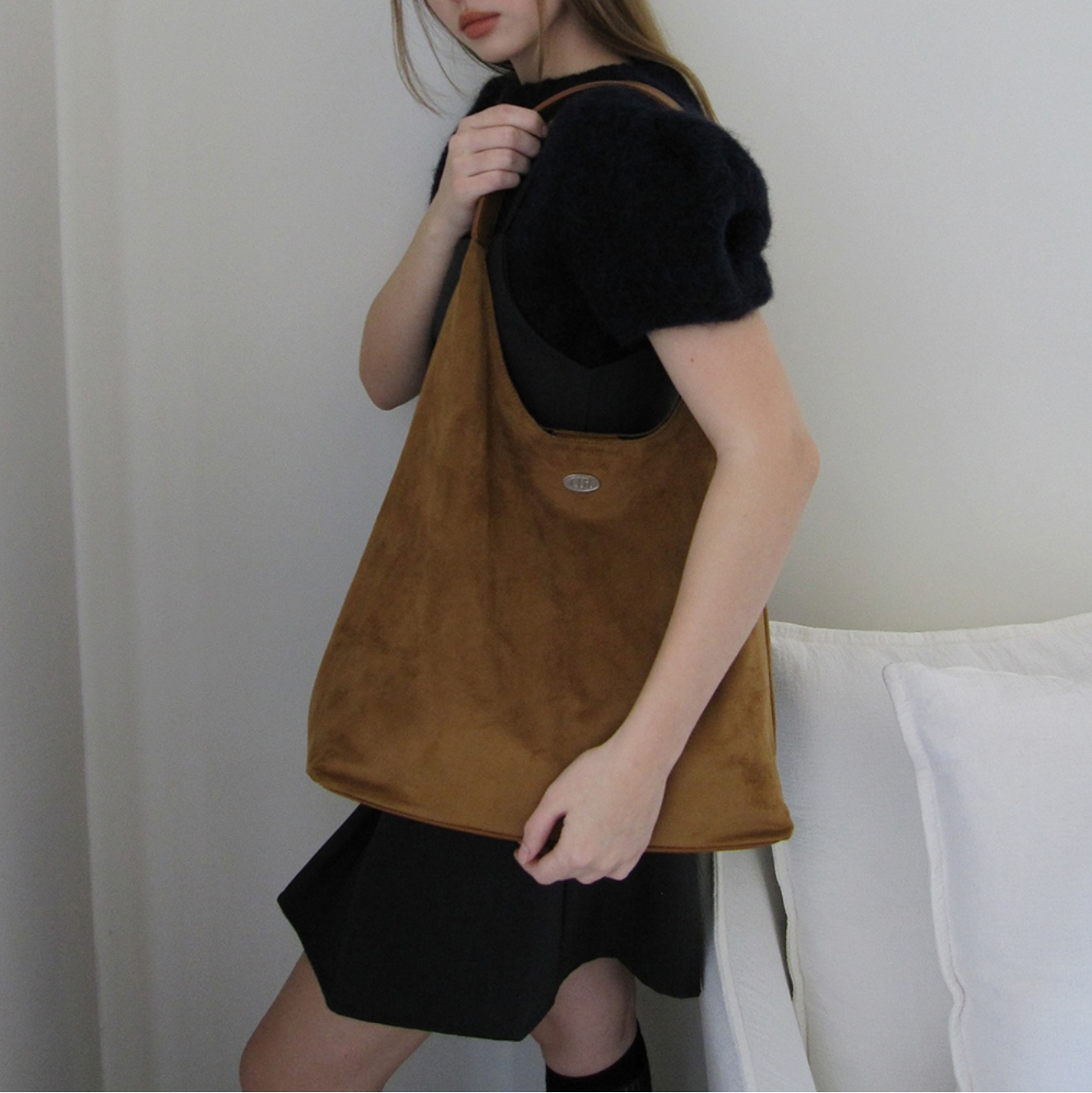 ｜DUMARO｜ Merci Suede Shoulder Bag / Camel