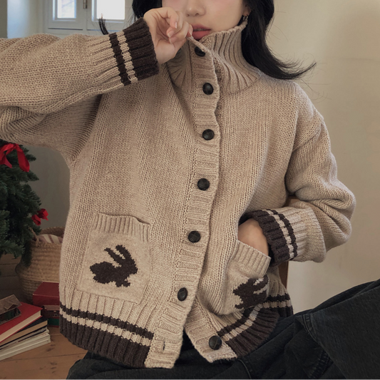 ｜VINVLE｜ Rabbit Button High-Neck Cardigan