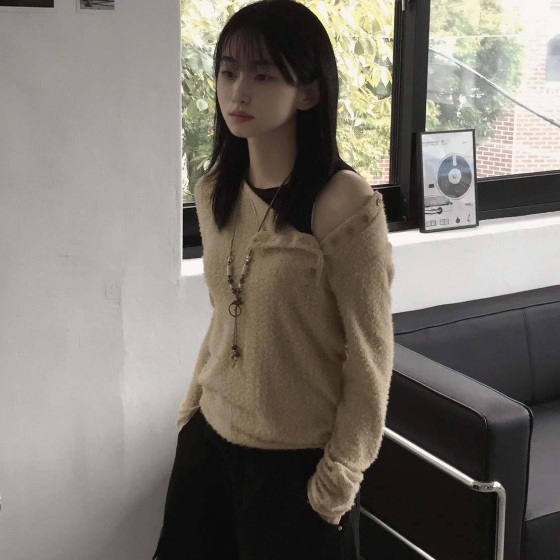 ｜Unbutty｜ Off Button Angora Knit Tee