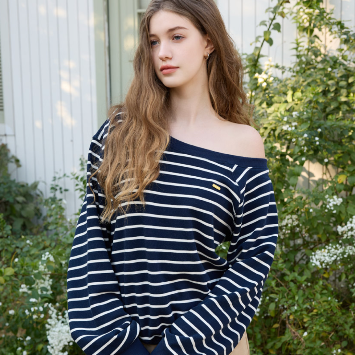 ｜Letter from Moon｜ Edin Off-Shoulder Striped Sweatshirt (Navy)